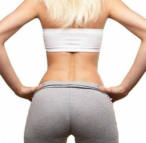 Руки можно по старинке положить на талии, а лучше зацепить за головой