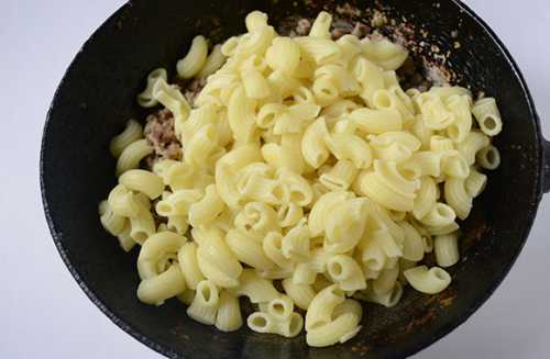 В картофель добавляем соль, чеснок и майонез, размешиваем руками