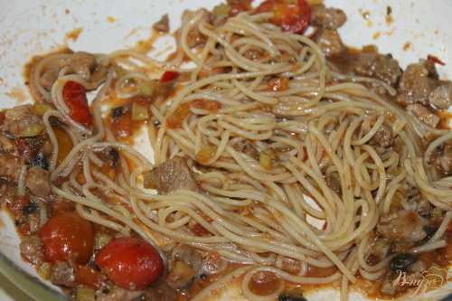 Свинину режем на брусочки небольшого размера, как для гуляша или немного крупней