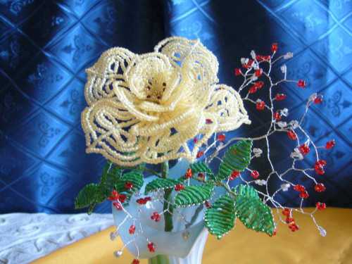 Для формирования листика можно сделать по шесть дуг слева и справа