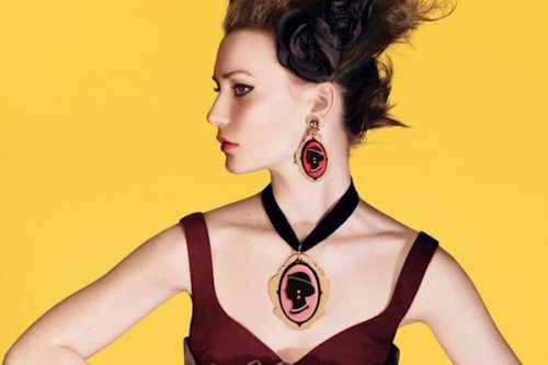 Повязка, которая вязалась на заказ, из однотонной шерстяной пряжи, связана тоже спицами и обкручена меховой лентой из меха фретки