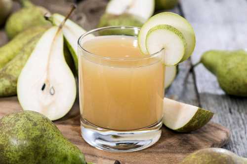 Завершают подготовку ямы обильным поливом