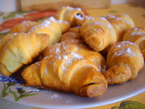 Выложить рогалики рядами на смазанный растительным маслом противень