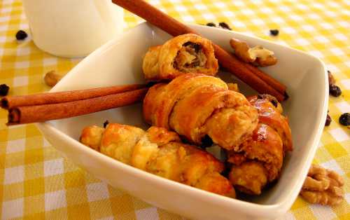 Рогалики с изюмом и грецкими орехами