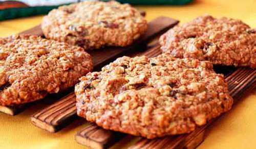 Высыпаю к маслу перемолотую овсянку