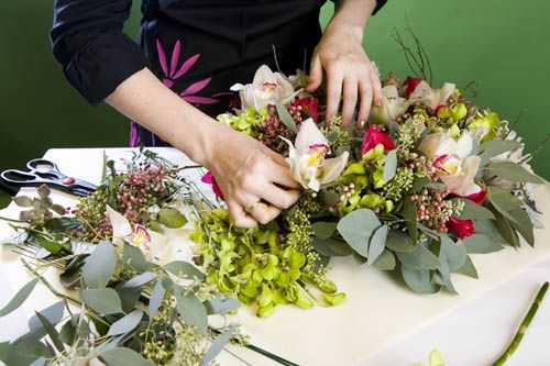 Укладывать цветы следует очень аккуратно, чтобы не было заломов и сминания лепестков, постепенно заполняя все свободное пространство коробки, уделяя внимание углам и краям