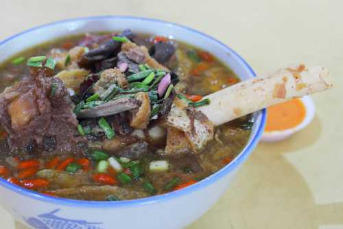 Возможно появление излишков жира, которые необходимо удалить половником, а после завершения готовки следует посыпать суп измельченной зеленью петрушки, поперчить, посолить и разлить в глубокие тарелки