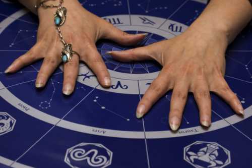 Для этого надо взять столько луковиц, сколько у вас есть ухажеров, и подписать их или обозначить какимлибо образом, чтобы каждый овощ был в ответе за определенного мужчину