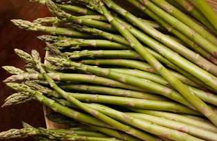 В состав спаржи входят антиоксиданты, которые замедляют процессы старения, что способствует омоложению