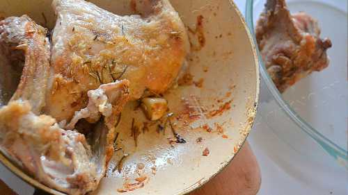 Каждый кусочек мяса оборачиваем беконом, выкладываем на жаровню, рядом выкладываем картофель с помидорами и луком