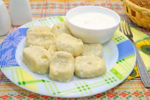 Выкладываем на доску, посыпанную мукой, для удобства тесто можно разделить на несколько частей