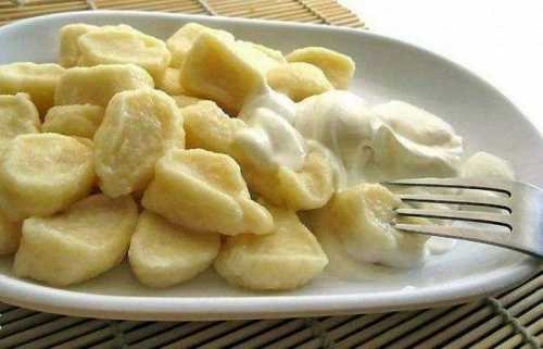 У яиц отделяем белки от желтков граммов сливочного или растительного масла хорошо растираем, добавляя по одному желтку