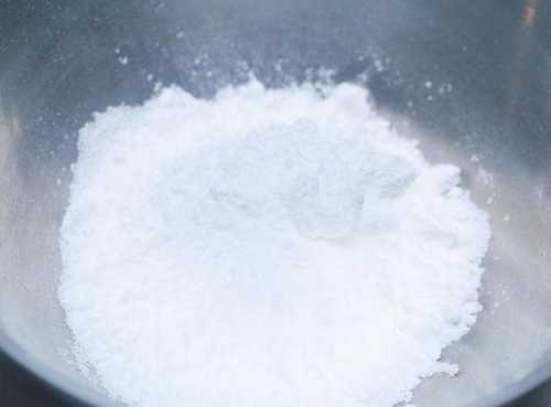 Растопите одну ложку сахара в металлической миске и полученную жидкую карамель влейте в тесто