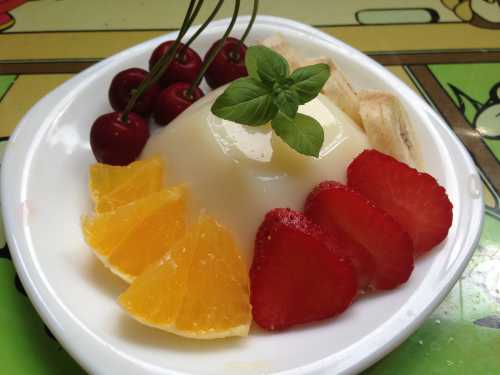 Крем получится редковатым, так и должно быть. Накройте ёмкость с кремовой массой крышкой, укутайте не слишком плотным полотенцем и отставьте в сторону