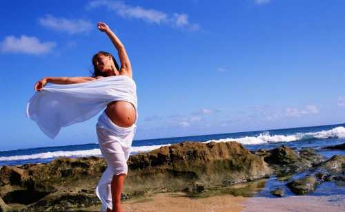 Лучше отказаться от прыжков в воду, особенно ножками при определённых обстоятельствах вода способна нанести гидроудар непосредственно по шейке матки