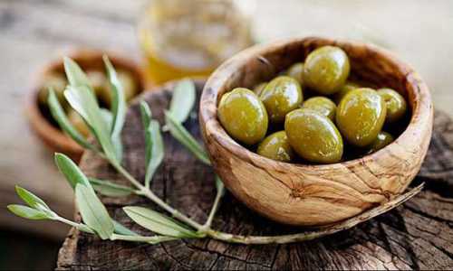 К сожалению, не все черные оливки являются именно созревшим плодом оливкового дерева, многие производители поддают химической обработке зеленые плоды, после чего получается продукт внешне и по вкусу похожий на спелые плоды