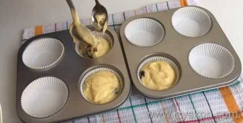 При проверке следим, чтобы зубочистка не попала в яблоко, в этом случае она будет влажной и готовность не определить