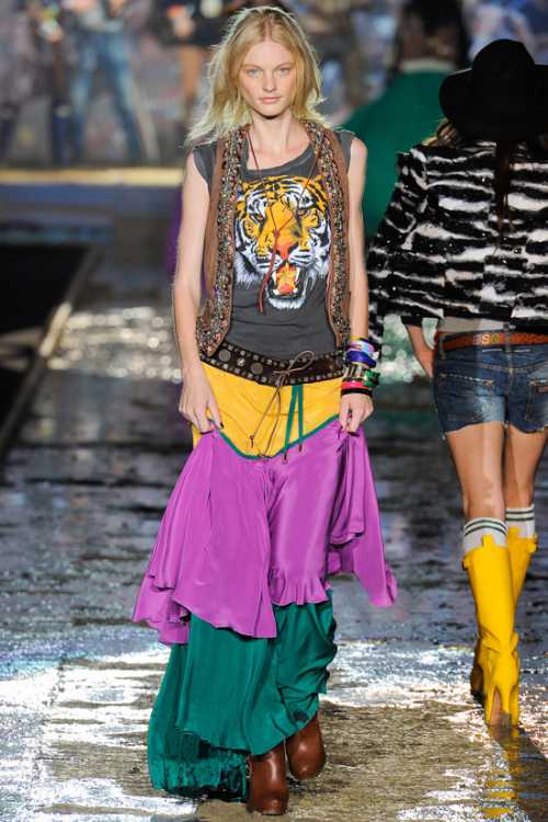 Прямой разрез сзади или сбоку платья тоже будет выглядеть стильно