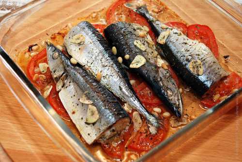 Картофель помыть и почистить, порезать небольшими дольками и выложить их в кастрюлю