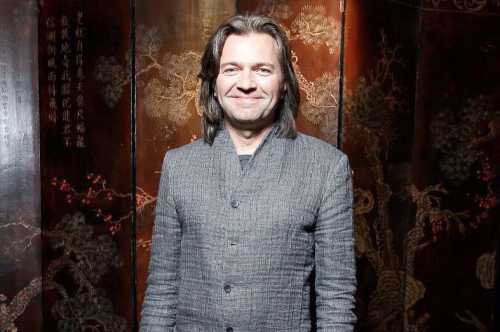 Здесь меломаны бесплатно слушают онлайн любимые треки и сборники и читают последние факты жизненного или творческого пути своих кумиров