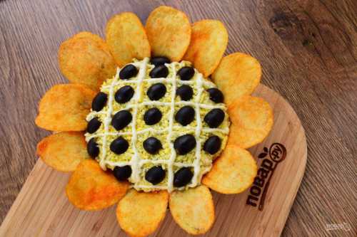 Пару маслин нарезаем тонкой соломкой и формируем лапки и точечки жучков