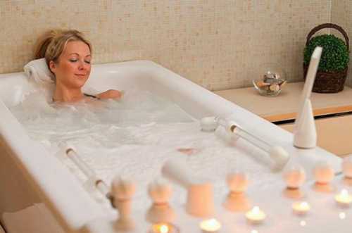 Частицы, в свою очередь, заряжают молекулы воды и белка в верхних слоях кожного покрова