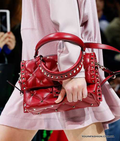 Газетные принты, логотипы, оформление в стиле артдеко все эти приемы применяются в новых коллекциях максисумок