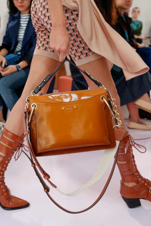 Сумкипакеты от выполнены в стиле с плетеными вставками и отделочными швами