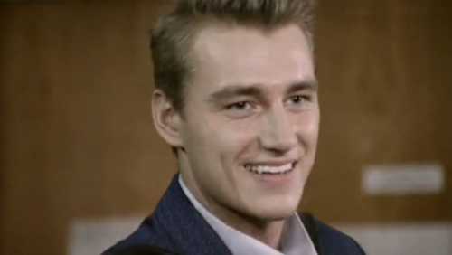 Но он настоятельно просит с пониманием отнестись к ситуации, и уважать решение непубличных людей, которые не хотят, чтобы их имена полоскала пресса, подчеркнул представитель музыканта