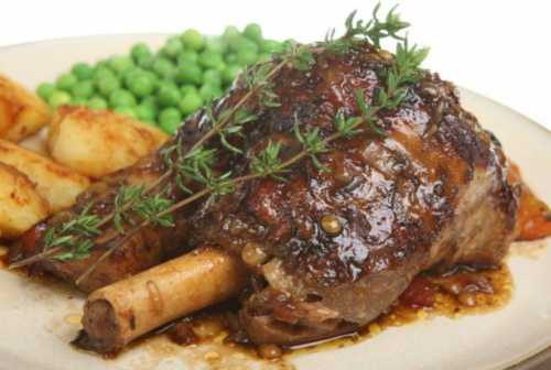 Овощи режут небольшими кусочками, зиру и кинзу растирают в ступке