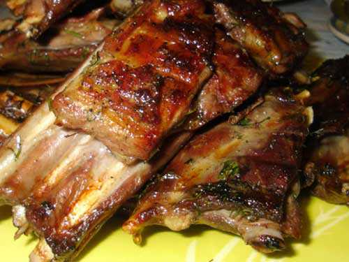 Далее таджин закрывают конической крышкой и делают маленький огонь