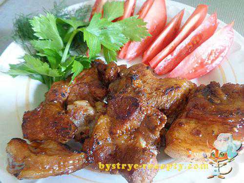 Соль в маринад не добавляйте, она способствует выделению сока, от чего шашлык будет не таким сочным