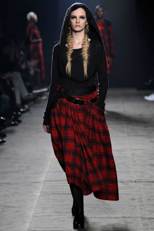 Мишура и перья могут густо располагаться по всему полотну, проходить по линии а симметричного разреза или появляться беспорядочными вкраплениями