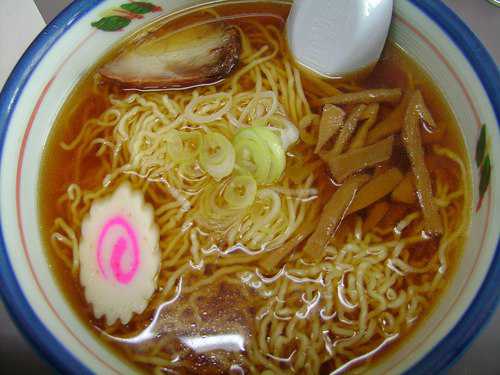 Добавьте кусочек лимона и соус срирача в лапшу с куриным вкусом, чтобы получить вкусный обед