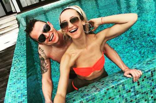 Оля хотя бы радуется своему нулю, под мышки не сползают, у талии не колышутся, силикон не обвисает и не мигрирует, растяжек нет, ареолы маленькие