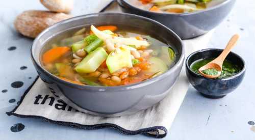 При панкреатите, в зависимости от стадии, человеку запрещается употребление жирных и острых блюд, пищи, приготовленной на растительном и другом масле, соленья