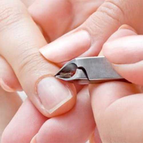 Карандаш оснащен пилочкой для кутикулы и ногтей