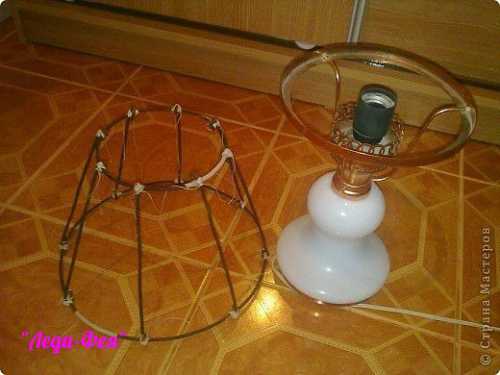 Для изготовления поделки понадобится пластиковая бутылка, желательно большого размераложки пластиковые, количество зависит от размера бутылкинож канцелярский клей