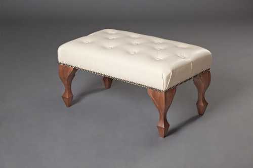 На ней не очень удобно сидеть или ожидать