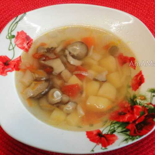 Пока вода закипает, почистите картофель