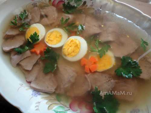 В теплый бульон, в котором варился язык добавляем желатин