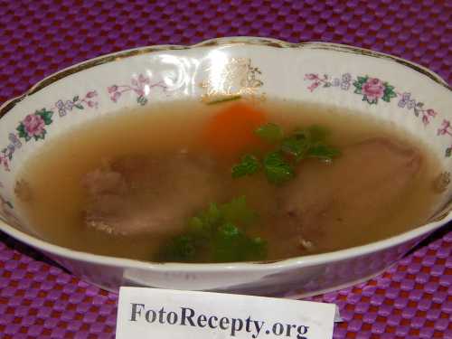 Например, слой красиво вырезанная морковь, листики петрушки, кукуруза, все заливаем бульоном, ставим в холодильник для застывания, затем выкладываем слой мелко порубленный язык, сверху можно половинки яиц, опять заливаем бульоном, даем застыть