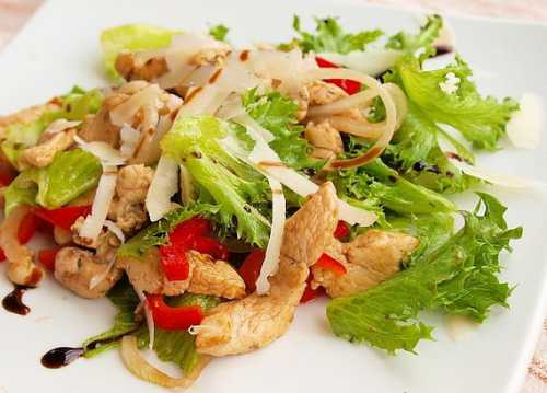 Затем сливаем сироп с ананасов, вынимаем кружочка и режем небольшими кусочками