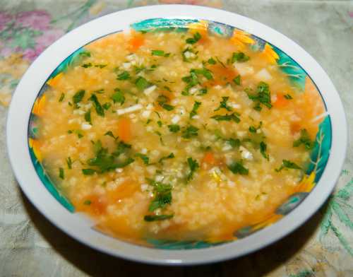 В кастрюлю добавляются овощи и рыба