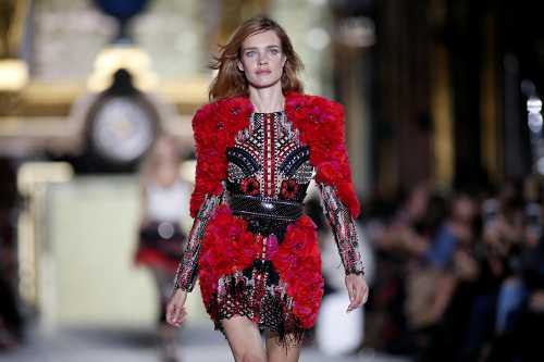 Можем любоваться стильными твидовыми пальто, платьями, юбками и жакетами