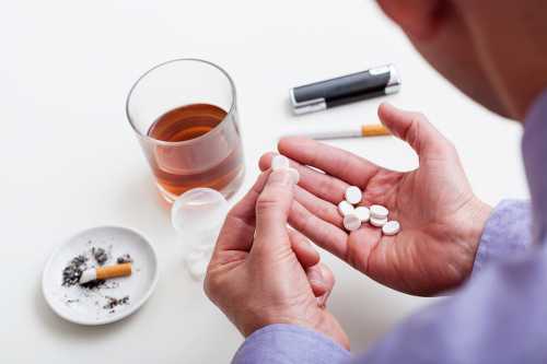 Принимать все испытания стойко