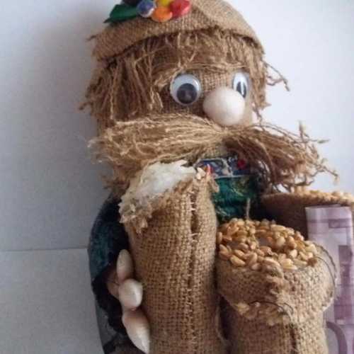 Шарик необходимо в надутом состоянии или обезжирить, или смазать вазелином