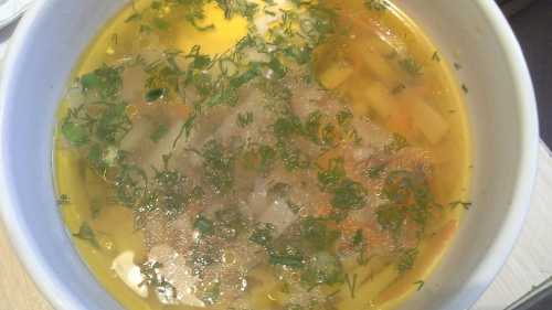 У некоторых хозяек определенные трудности вызывает процесс приготовления, ведь нужно заложить продукты так, чтобы картофель был не разварен, перловая крупа не оказалась жесткой, а огурцы не превратились в кашу