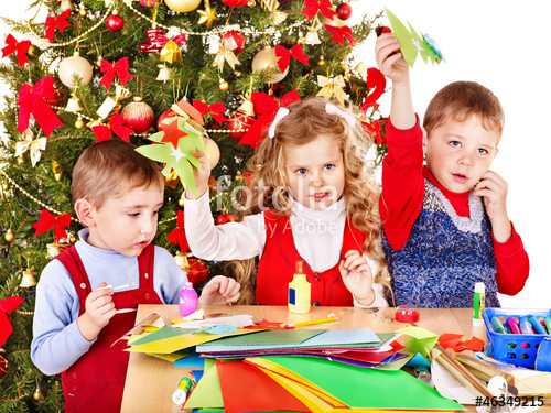 Вы можете проделать в войлоки дырочки при помощи шила, а ребенку дайте пластиковую безопасную иглу с толстыми нитками, чтобы он сшил две половинки вместе