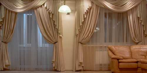 Они тоже движутся по вертикальным направляющим, как и римские, но если римские складываются в ровные горизонтальные складки в сгиб такой складки укладывается специальная планка, которая помогает складкам удерживать форму, то в австрийских и французских полотно присборивается